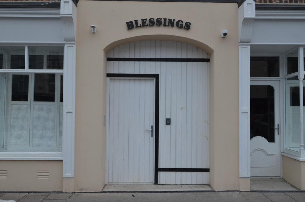 Blessings Studio Apartments Кутхилл Экстерьер фото